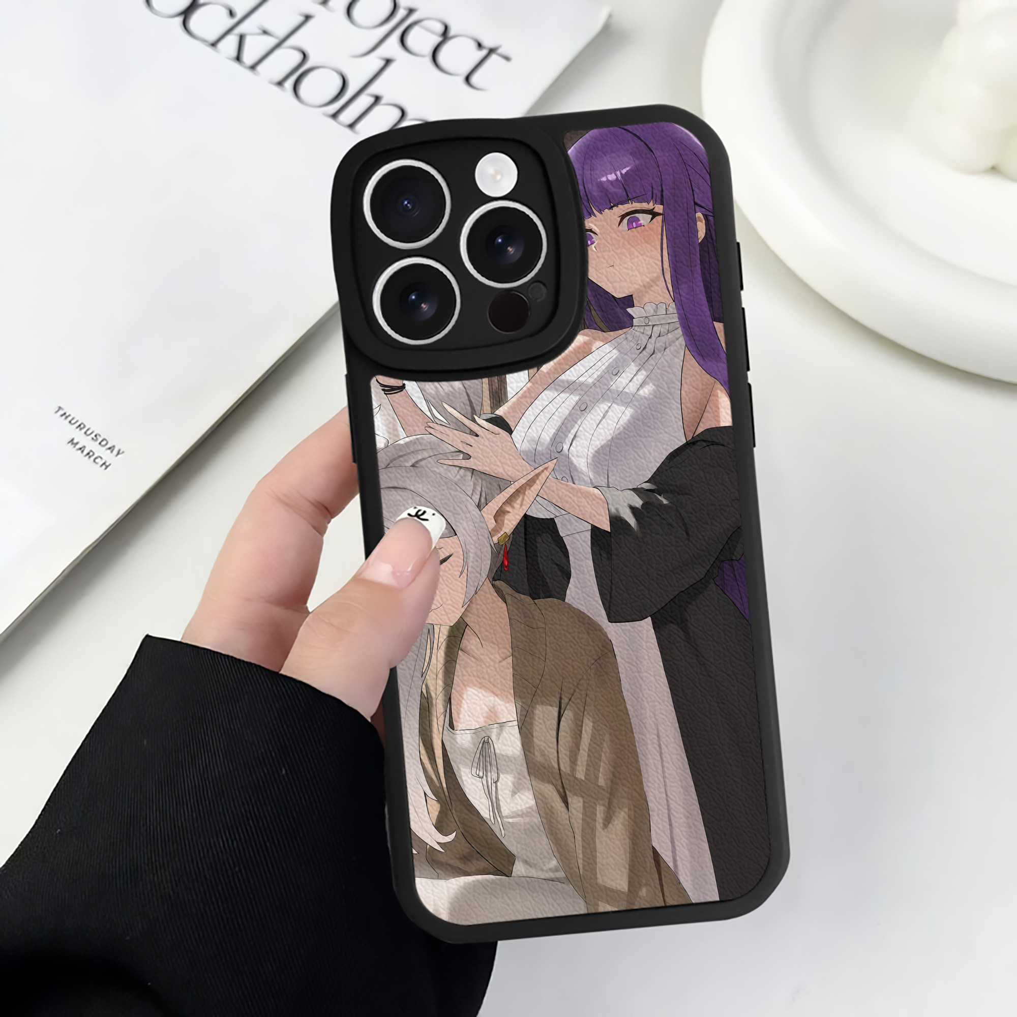（画像用） 葬送のフリーレン Frieren 【iPhone 16シリーズ対応】シリコンスマホケース（レザー調） 材質：シリコン